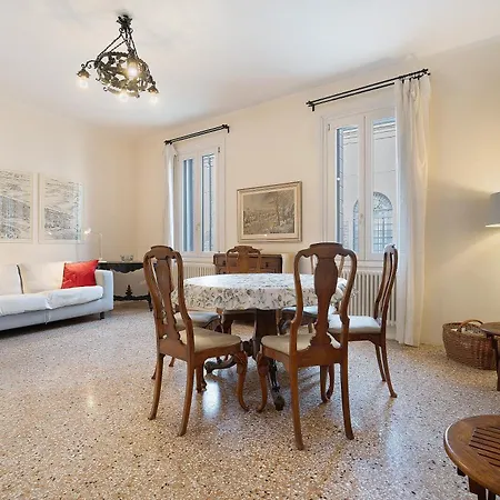 Biennale Near San Marco * البندقية