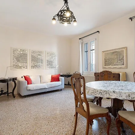 Biennale Near San Marco البندقية