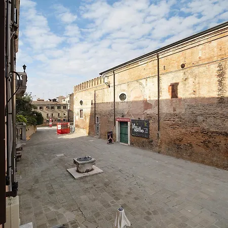 Biennale Near San Marco البندقية